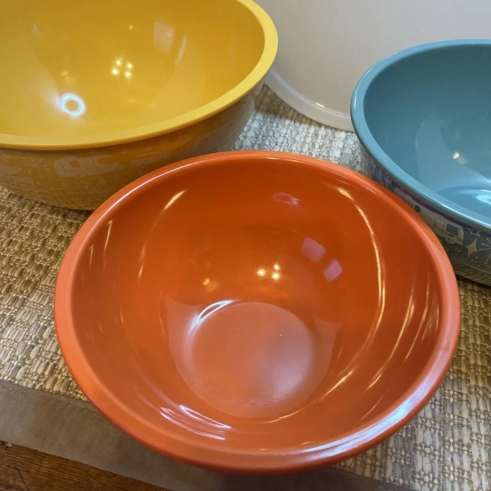 CAMP CASUAL SET OF‎ 3 NESTING BOWLS With One Lid